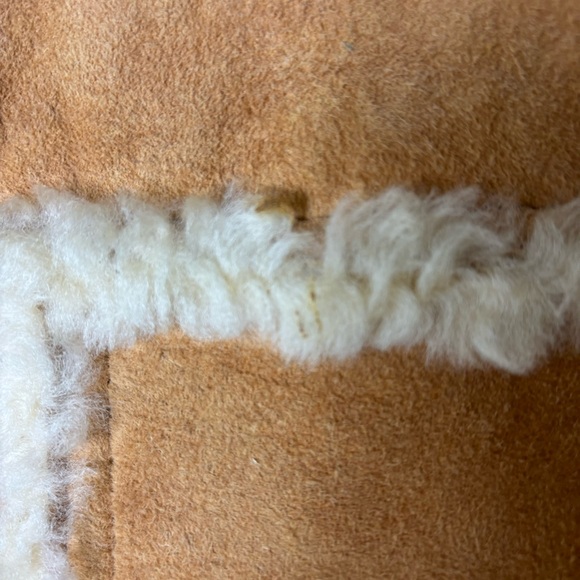 Vintage shearling unisex vest coat with pockets & toggle closure - Picture 13 of 14